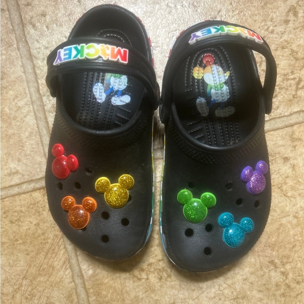 Mickey Mouse Kids Clogs - Black with Multicolor Charms crocs disney 1y 1 1j